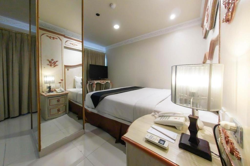 Amos Cozy Hotel Melawai Jakarta Bagian luar foto